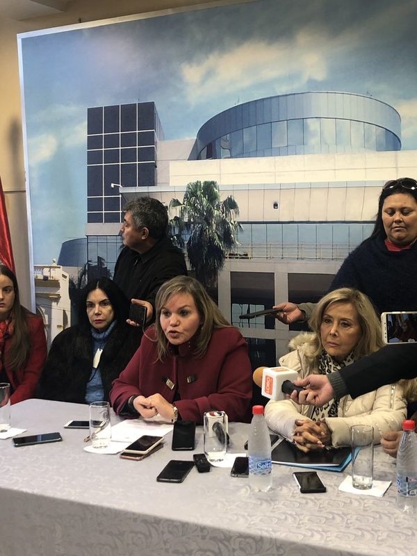 Senadoras repudian orden de captura contra joven que denunció acoso | Noticias Paraguay