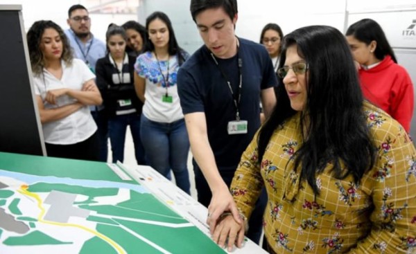 Crean maqueta háptica de Itaipu para personas con discapacidad visual