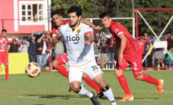 HOY / A duras penas, el campeón avanza en Copa Paraguay