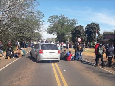 Campesinos que reclaman juicio político deciden despejar ruta 3