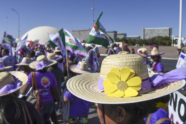 Multitudinaria marcha de campesinas en Brasilia arremete contra Bolsonaro