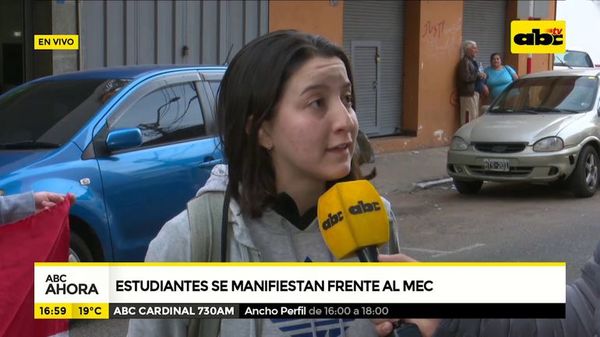 Estudiantes se manifiestan frente al MEC - ABC Noticias - ABC Color