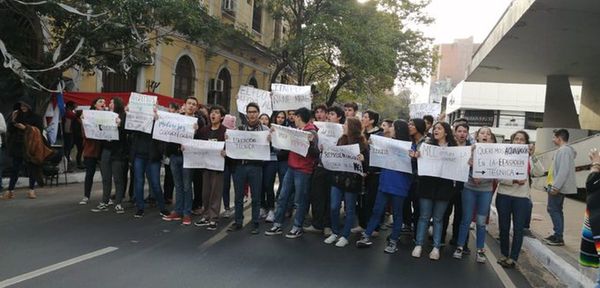 Levantan tomas en colegios capitalinos