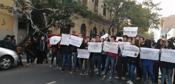 HOY / Secundarios levantan toma de dos colegios pero exigen juicio político y que salga Petta