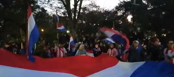 Marchan por el juicio político y piden que más gente se sume - ADN Paraguayo