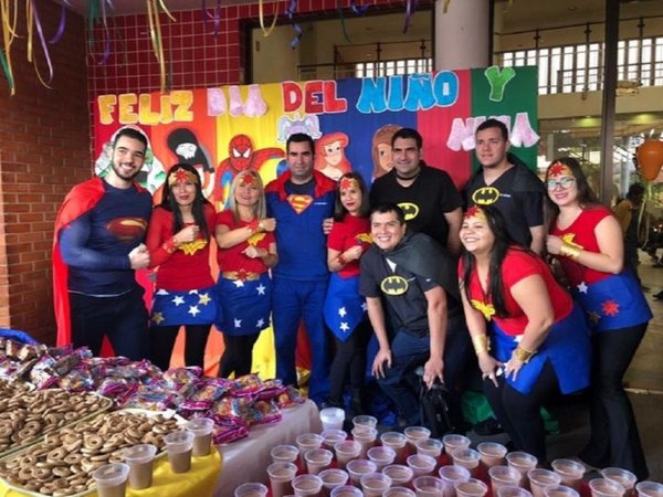 Médicos y enfermeras se convierten en "superhéroes"