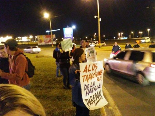 Manifestantes en Encarnación piden juicio político - Nacionales - ABC Color