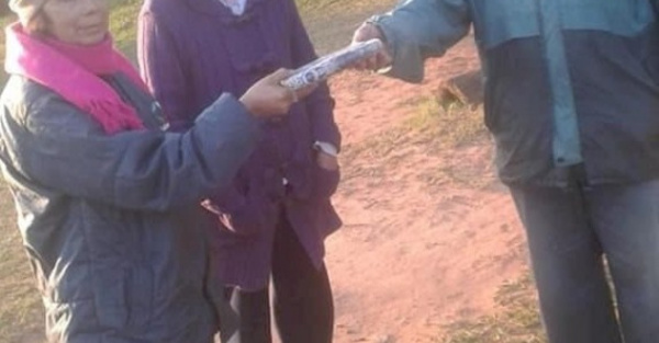 Albañil honesto otopa dineral y lo devolvió