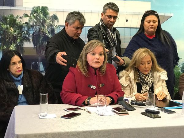 Senadoras apoyan a la joven y repudian pedido