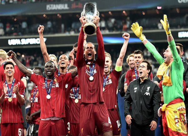 Liverpool alza la Supercopa