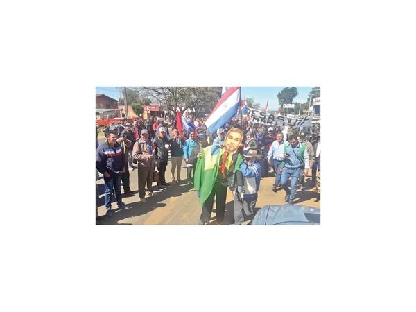 Campesinos cerraron rutas y quemaron una bandera de Brasil