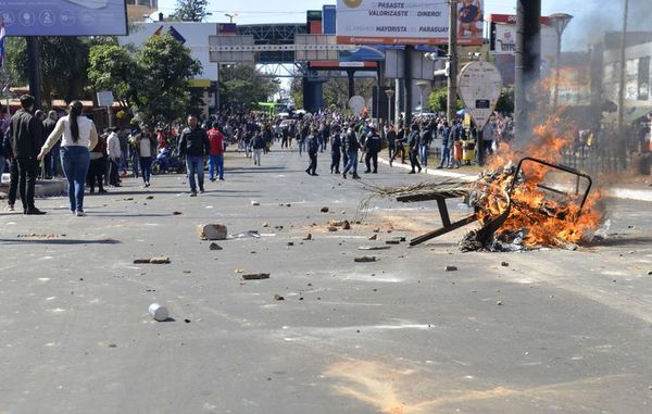 Batalla campal en CDE por reclamo  de juicio político - Política - ABC Color