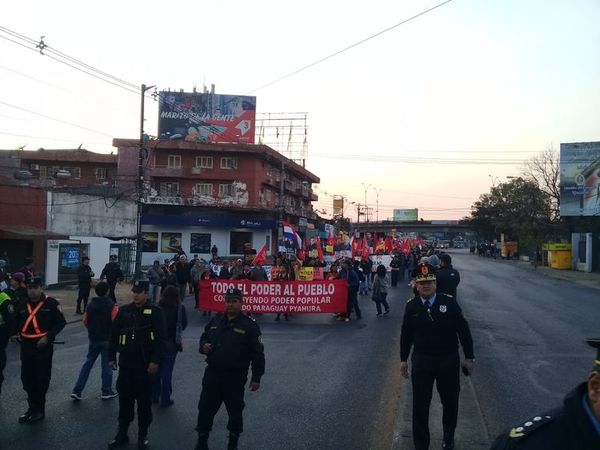 Larga marcha contra el Poder Ejecutivo llega hasta Asunción y se acerca al microcentro - Nacionales - ABC Color