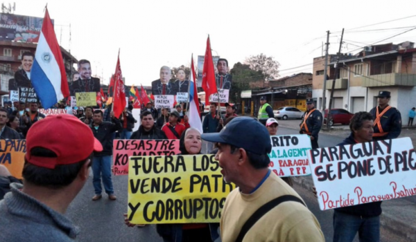HOY / Campesinos de Paraguay Pyahura marchan en Asunción: “¡Fuera, vendepatrias!”