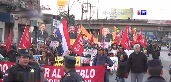 Campesinos marchan exigiendo juicio político al Ejecutivo | Noticias Paraguay