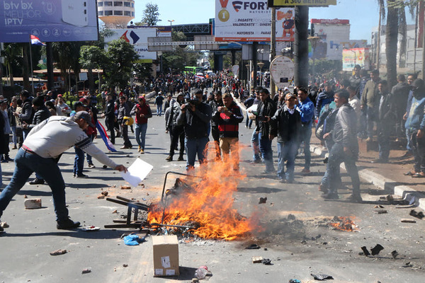 Manifestación a favor del juicio político a Marito y Velázquez con actos de violencia