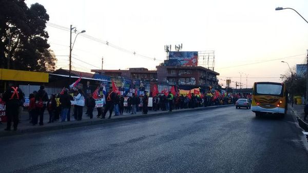 Larga marcha contra el Ejecutivo llega hasta Asunción - Digital Misiones