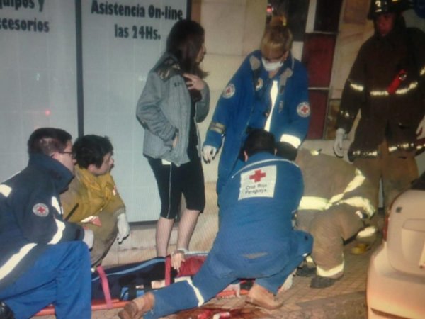 Doña pilló a ladrones, corrió, se tropezó y cayó del 1º piso de su depto