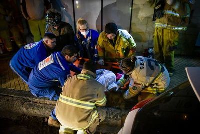 Huyendo de ladrones, una mujer cayó del primer piso de un edificio - Nacionales - ABC Color