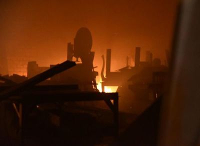 Gran incendio consume el depósito de una mueblería en Luque   - Nacionales - ABC Color