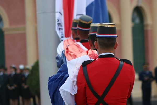 Presidente encabezó acto de izamiento del pabellón nacional en Palacio de Gobierno | .::Agencia IP::.