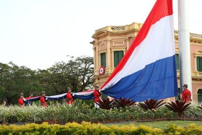 Ceremonia de izamiento de la Bandera por 482 años de Asunción