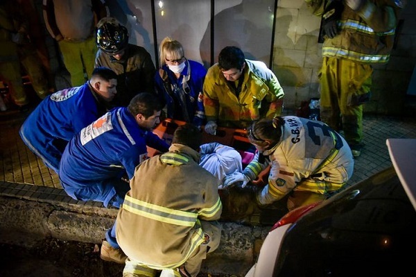 Mujer huye de delincuentes y cae de primer piso de edificio