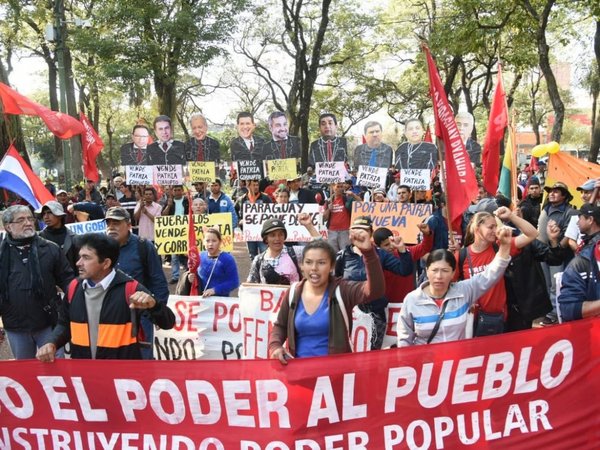 Campesinos llegan a la Plaza Uruguaya para pedir juicio político