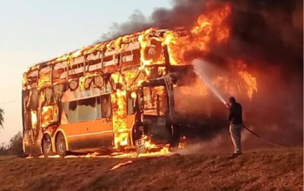 UN ÓMNIBUS SE INCENDIÓ COMPLETAMENTE EN YAPEYÚ-ARGENTINA