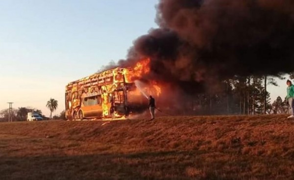 Colectivo se incendia en pleno viaje a Posadas