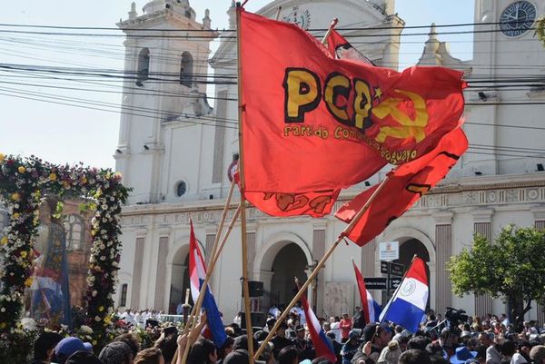 Adherentes del Partido Comunista protestan frente a la Catedral - Nacionales - ABC Color