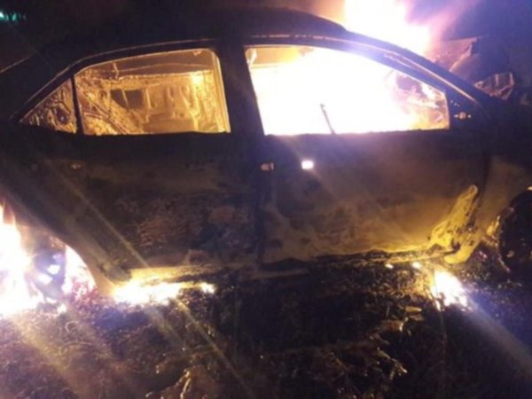 Chocó contra árbol y falleció calcinada tras incendiarse su coche