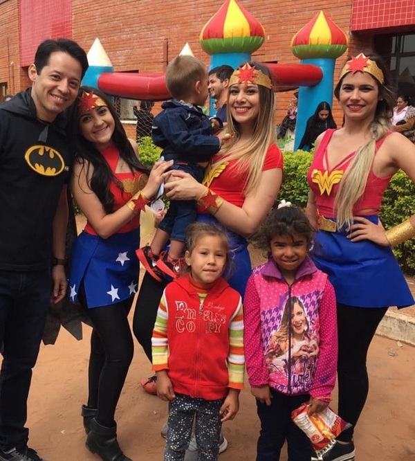 Niños se sorprenden al ver a sus héroes y heroínas en el hospital