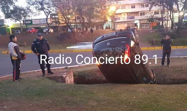 Conductor vuelca vehículo y se da a la fuga