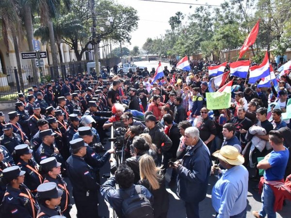 Movimientos sociales se manifiestan en inmediaciones del Congreso