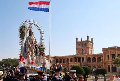 Procesión de la Virgen de Asunción en medio de marchas