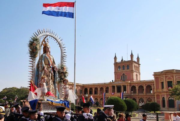 Procesión de la Virgen de Asunción en medio de marchas