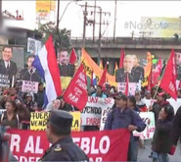 Campesinos marchan exigiendo juicio político al Ejecutivo - Paraguay.com