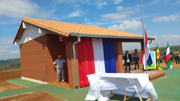 MUNICIPIO DE CARLOS A. LÓPEZ ENTREGA PRIMER AULA A ALUMNOS INDÍGENAS