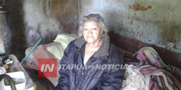 TIENE 73 AÑOS VIVE POSTRADA Y EN EXTREMA POBREZA.