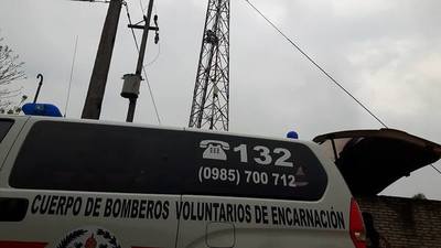 ITA PASO: BOMBERA RESCATA A JOVEN QUE SUBIO A UNA ANTENA PARA SUICIDARSE