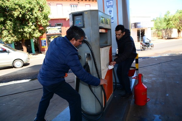 Comuna esteña clausura islas de gasolinera por estafa a consumidores; cargaba menos de lo que cobraba - ADN Paraguayo