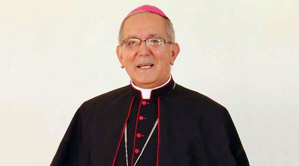 Escrachan al Monseñor Valenzuela por no pronunciarse a favor del Juicio Político