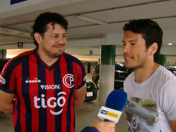 Arsenio González obtiene la camiseta de su ídolo Nelson Haedo