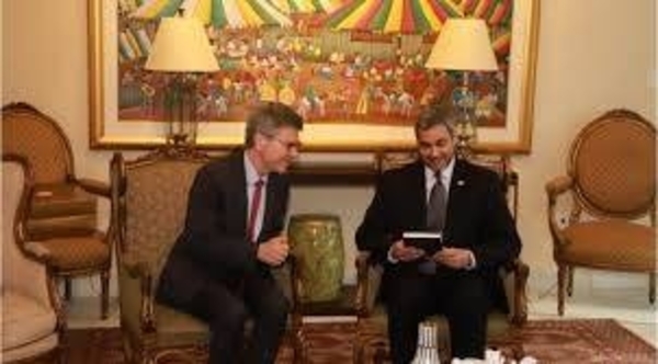 HOY / “Destapo la olla si me sacan del Ministerio”: filtran mensajes que enlodan a Ullón y Jeffrey Sachs