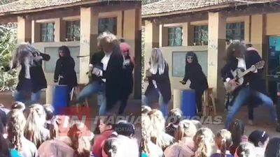 PROFESORES SE DISFRAZAN DE ACTORES PARA FESTEJAR EL DÍA DEL NIÑO