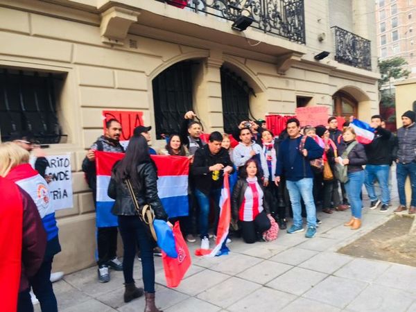 Paraguayos en Argentina también piden juicio político - Nacionales - ABC Color