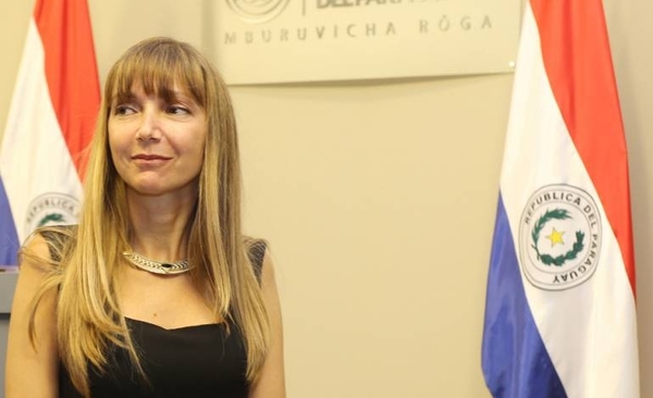 HOY / En un breve tuit la ministra del Trabajo se defiende: "Falso y trucado, ya fue denunciado"