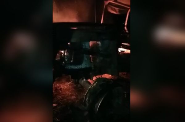 Turba de hombres encapuchados queman un tractor en Caazapá - Nacionales - ABC Color