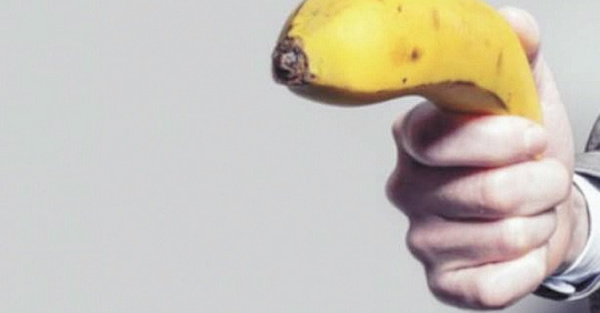 Un tipo peló un banco con una banana en la mano